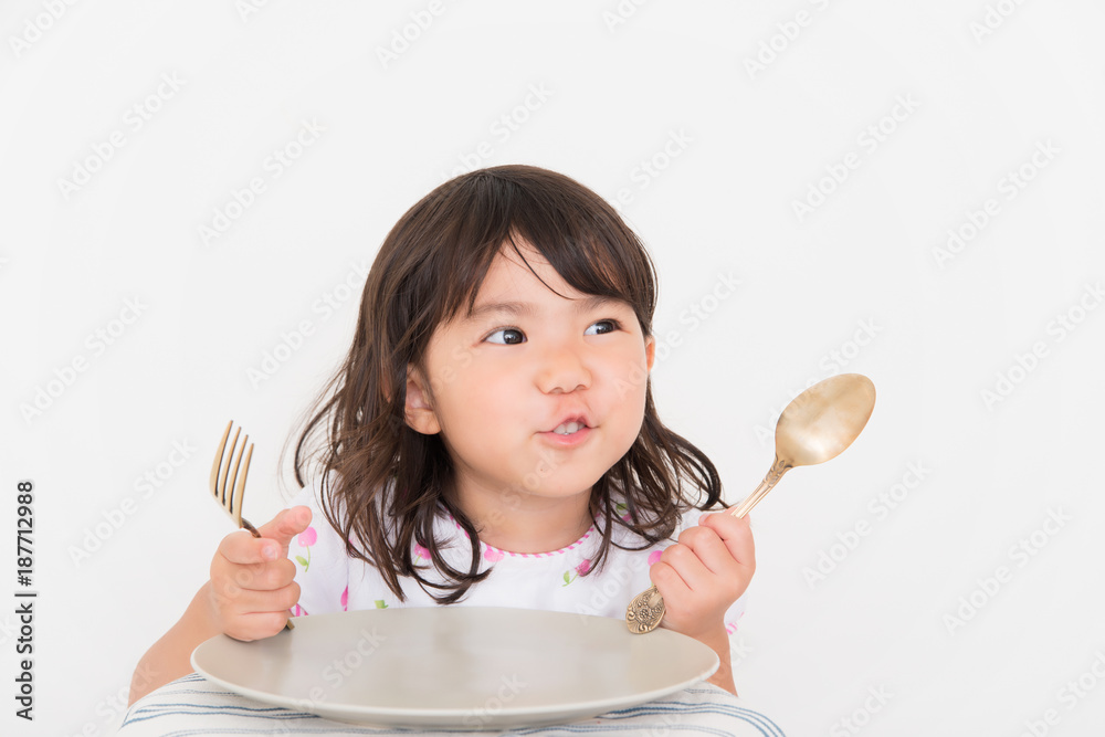 フォークとスプーンを持つ女の子 Stock Photo Adobe Stock