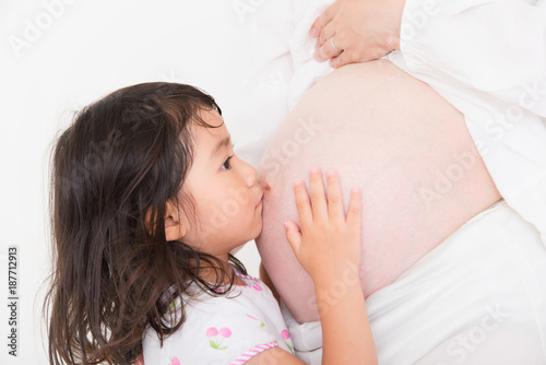 妊婦のお腹にキスをする女の子 Stock Photo Adobe Stock
