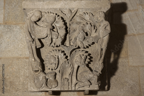 Foto Kapitell Zwei Laster, zwei Tugenden, Kathedrale von Autun, Frankreich