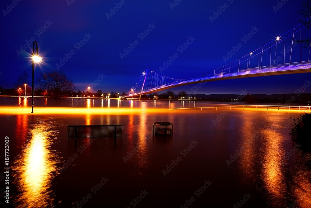 Fototapeta premium Nachtaufnahme der Glacisbrücke Minden bei Hochwasser