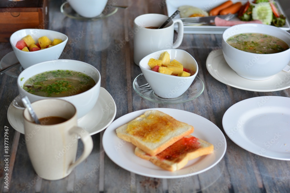 Breakfast on the table/Breakfast on the table is ready to eat.