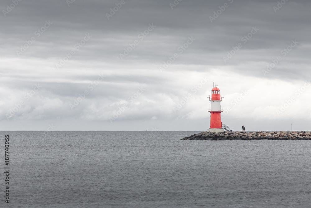 Der alte Leuchtturm auf der Mole von Warnemünde