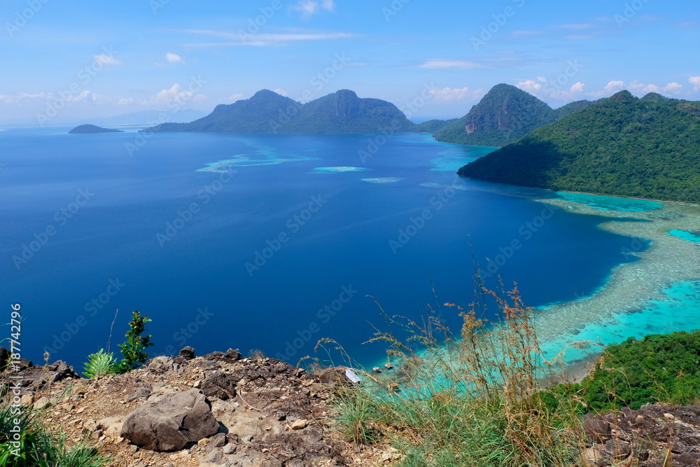 Obraz premium The majestic view of corals reef and islands seen from the top of mountain at Bohey Dulang Island, Sabah, Malaysia.