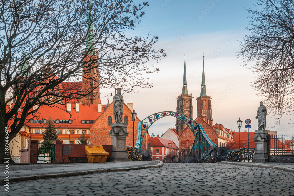 Obraz premium Beautiful sunset over Tumski bridge in Wroclaw, Poland