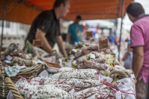 Wochenmarkt, Marktstand mit Wurst, Würstchen, Wurstwaren