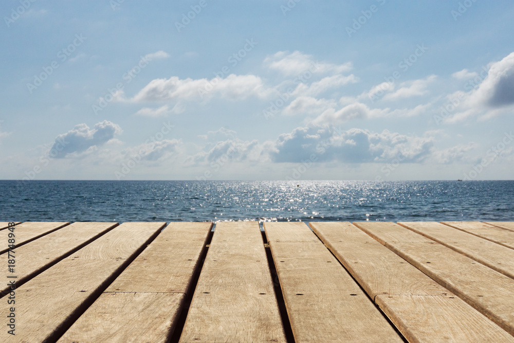 Holzboden leer mit Meer und Himmel Hintergrund