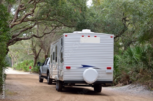 Photo Camping trailer leaving campground