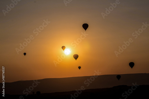 Die berühmte Touristenattraktion von Kappadokien ist ein Flug. Kappadokien ist auf der ganzen Welt als einer der besten Orte für Flüge mit Ballons bekannt. Kappadokien, Türkei.