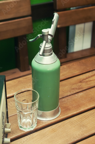 Obraz na plátně Green vintage soda syphon