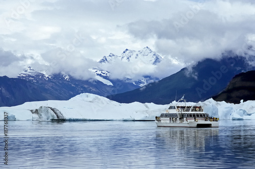Schiff vor Upsala Gletscher photo