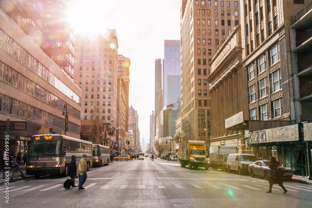 Naklejka premium NEW YORK CITY - 3 stycznia: ulica samochodów Taxi, ruchliwe skrzyżowanie handlu Reklamy i słynna ulica Nowego Jorku i USA, widziane 3 stycznia 2018 roku w Nowym Jorku, NY.
