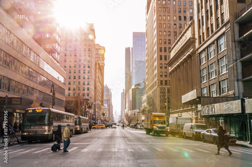 MIASTO NOWY JORK - 3 stycznia: Taxi samochody ulica, ruchliwe skrzyżowanie turystyczne reklamy i słynnej ulicy w Nowym Jorku i USA, widoczne na 3 stycznia 2018 r. W Nowym Jorku, NY.