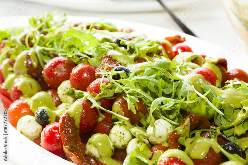 Salat mit Rucola, Tomaten und Mozzarella