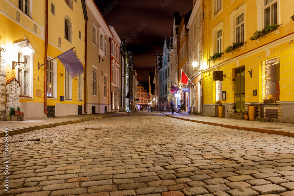 Obraz premium Tallinn. Old medieval street.