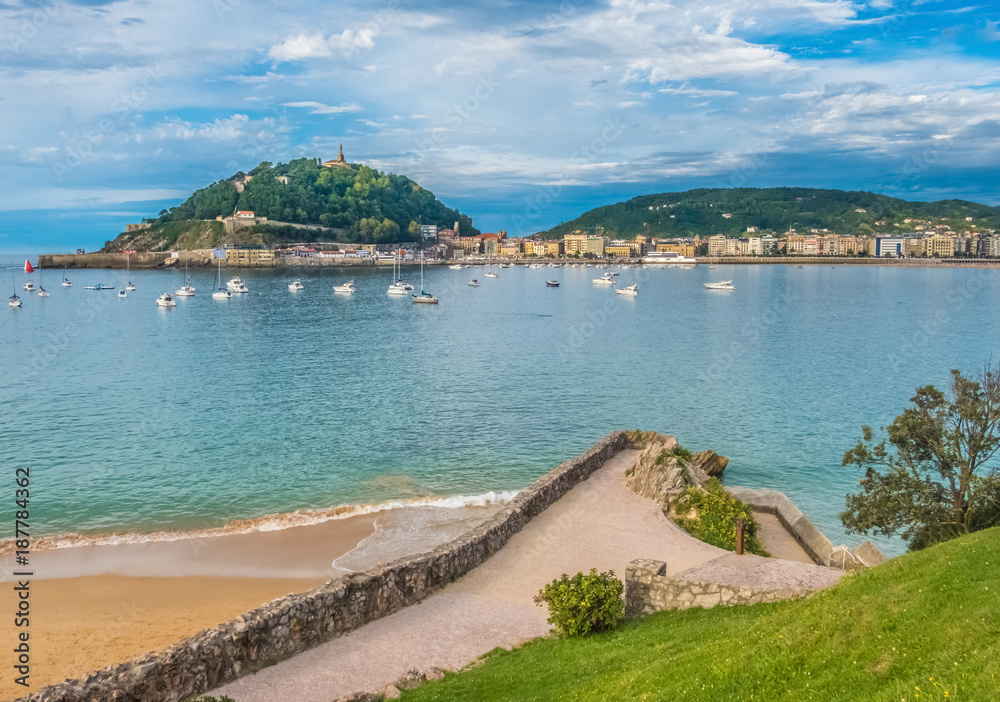 Obraz premium San Sebastian (Donostia) a city on the coast of the Bay of Biscay in the Basque Autonomous Community (Gipuzkoa), Spain.