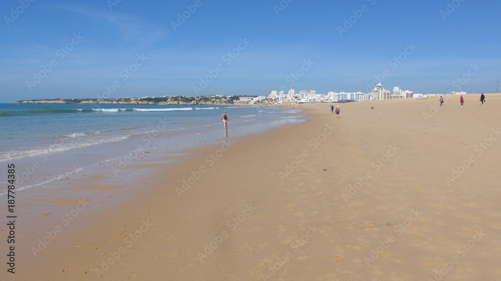 Teil des breiten, langen und feinsandigen Strandes am Atlantik bei Ebbe, Armacao de Pera, Silves, Algarve, Portugal