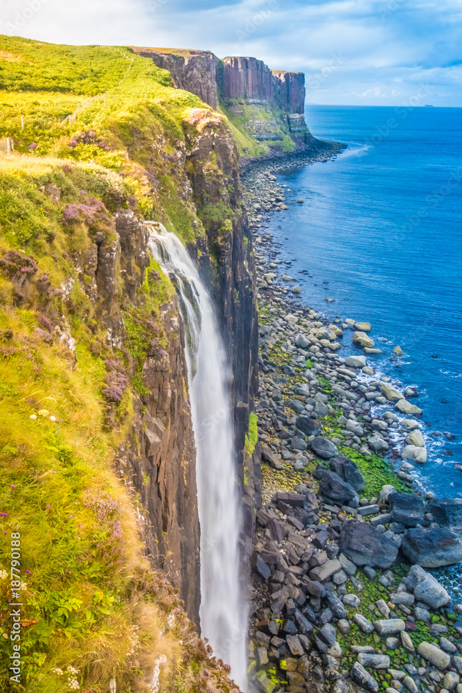 Φωτογραφία Fascinating coastal landscapes of the Staffin (Stafain) district on the northeast of the Trotternish peninsula of the island of Skye, overlooking the sound of Raasay in the Highlands of Scotland
