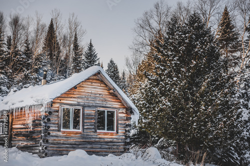 Canadian Round Log Wood Shack during Winter © aetb