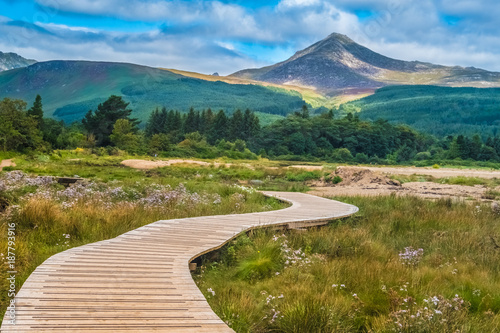 Cuadro en lienzo View of the Goat Fell Mountain, Brodick (Tràigh a' Chaisteil, “Castle Beach”, Breadhaig) the main town on the Isle of Arran in the Firth of Clyde, Scotland