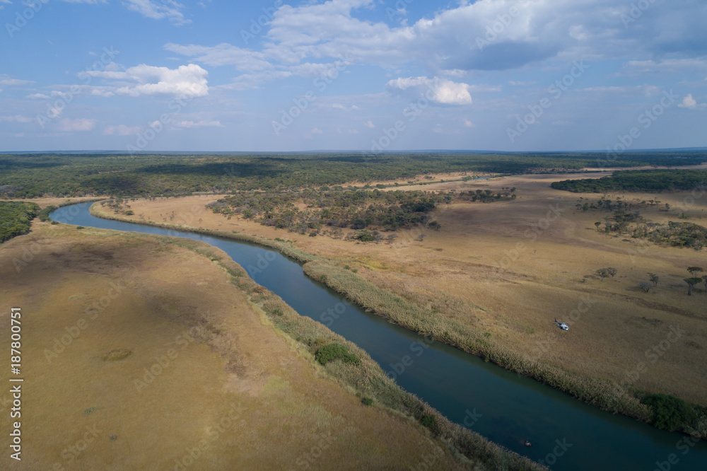 Helicóptero aterrado na margem do rio Cubango na província da Huíla em Angola Helicóptero aterrado na margem do rio Cubango na província da Huíla em Angola