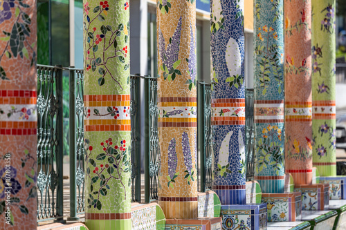 La Palma - Mosaikverzierte Säulen an der Plaza in Tazacorte
