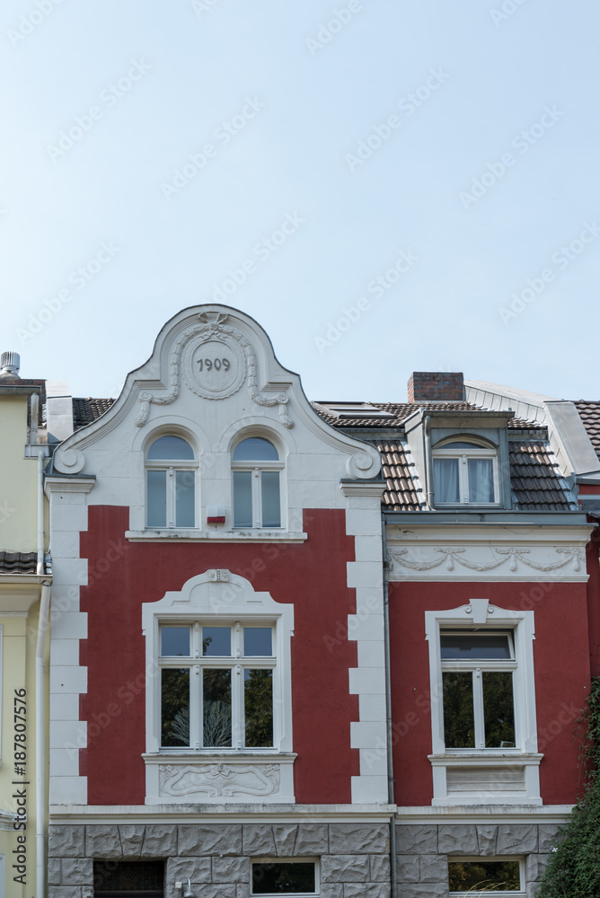 Altes Haus mit schön renovierter Fassade