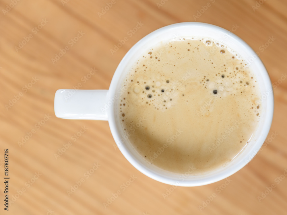 Kaffee in einer weißen Tasse auf einem Holztisch - Flat Lay Kaffee in einer weißen Tasse auf einem Holztisch - Flat Lay