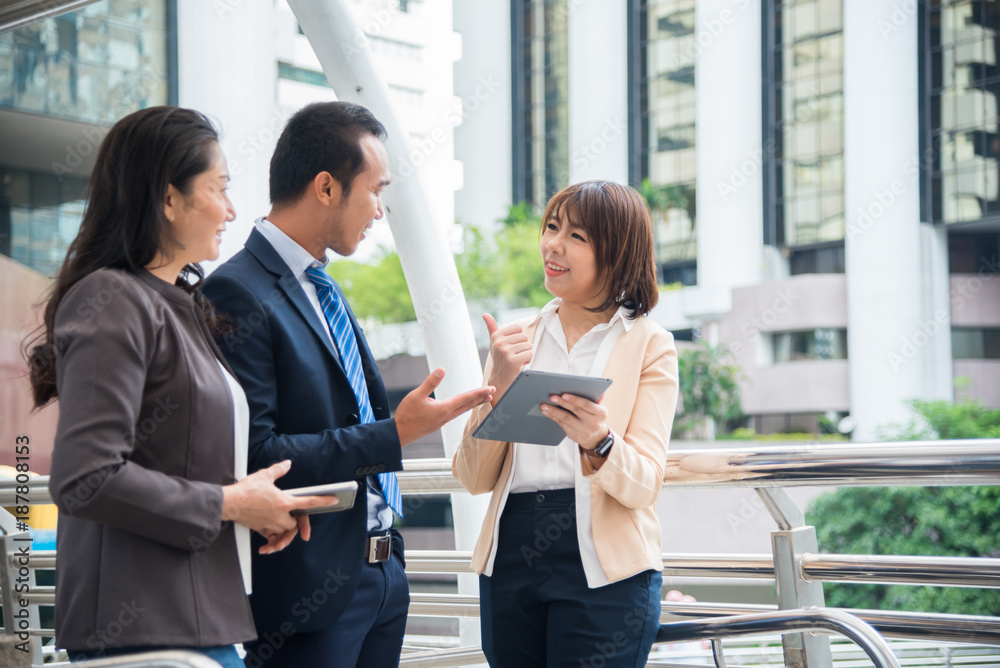 Obraz premium business team talking about business using smart phone and tablet device