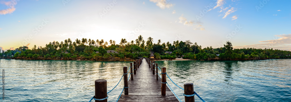 Fototapeta premium Wyspa Zanzibar w Tanzanii rano. Zanzibar jest pół-autonomicznym regionem Tanzanii w Afryce Wschodniej.