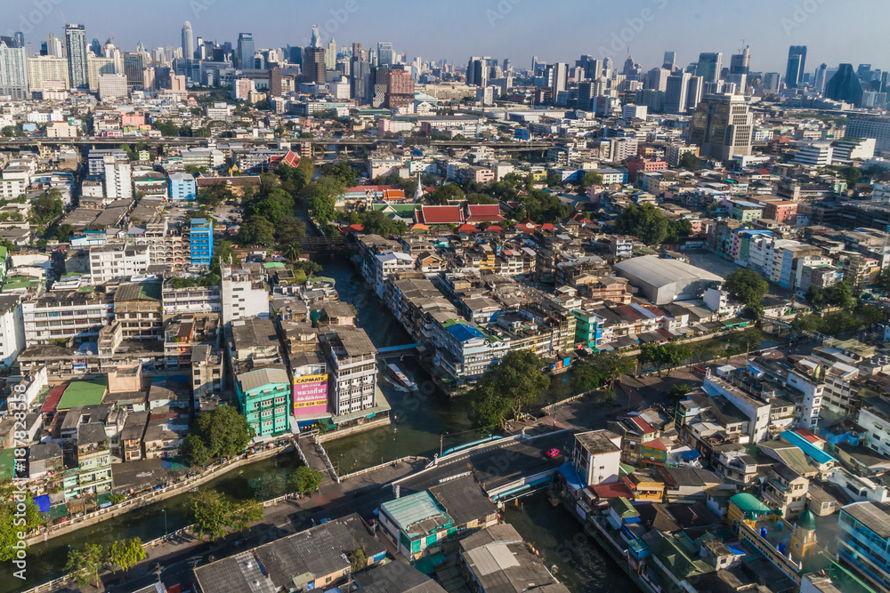 Naklejka premium Cityscape and building of Bangkok in daytime, Bangkok is the capital of Thailand and is a popular tourist destination.