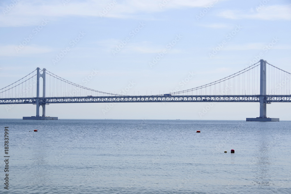 Fototapeta premium 広安里ビーチから見た広安大橋