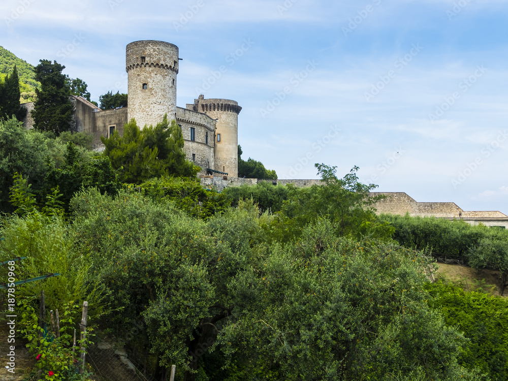 Blick von Castellammare de Stabia auf das Castello Medioevale, Neapel, Kampanien, Italien