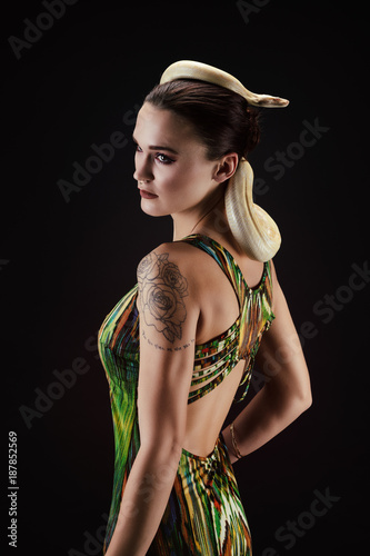 Photography Jolie jeune femme ayant un Python Albinos sur le  tete