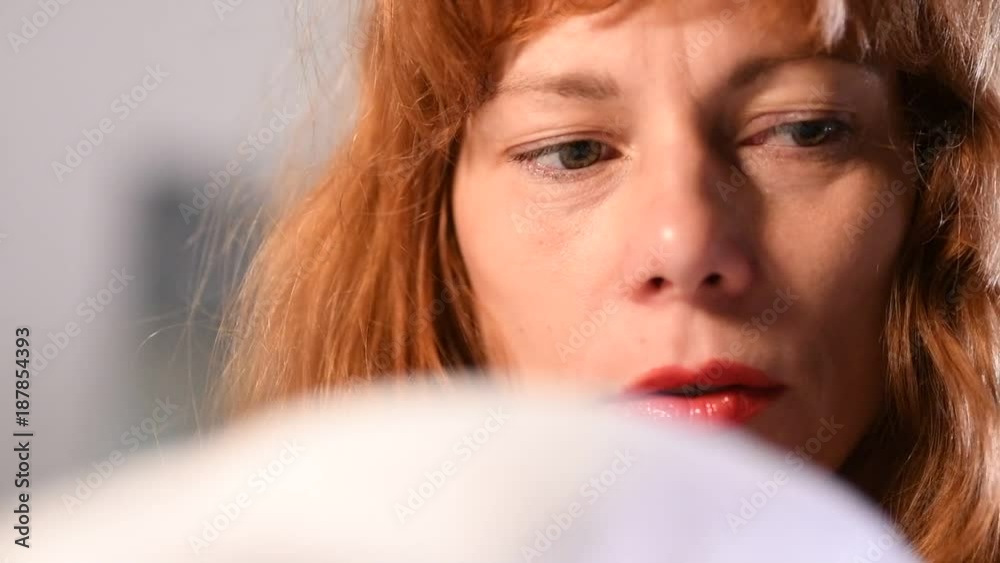 eine rothaarige Frau bewegt ihren kopf in Zeitlupe und hat eine erotische Ausstrahlung 