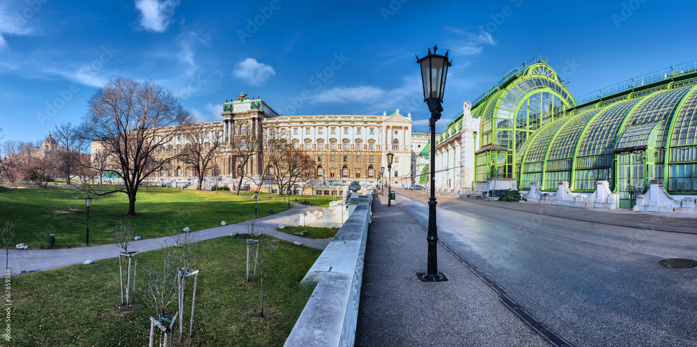 Fototapeta premium Burggartenpanorama mit Palmenhaus im Winter