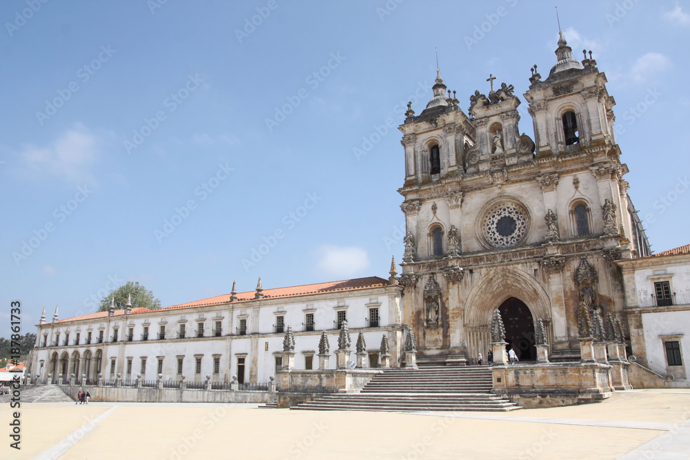 Portugal, façade sud du monastère d'Alcobaça