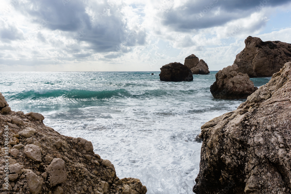 Photo of sea, rocks, gloomy cloudy sky Photo of sea, rocks, gloomy cloudy sky