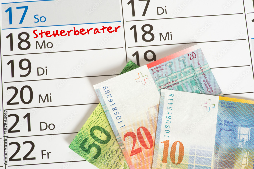 Ein Kalender mit einem Termin beim Steuerberater und viele Schweizer Franken Geldscheine Ein Kalender mit einem Termin beim Steuerberater und viele Schweizer Franken Geldscheine