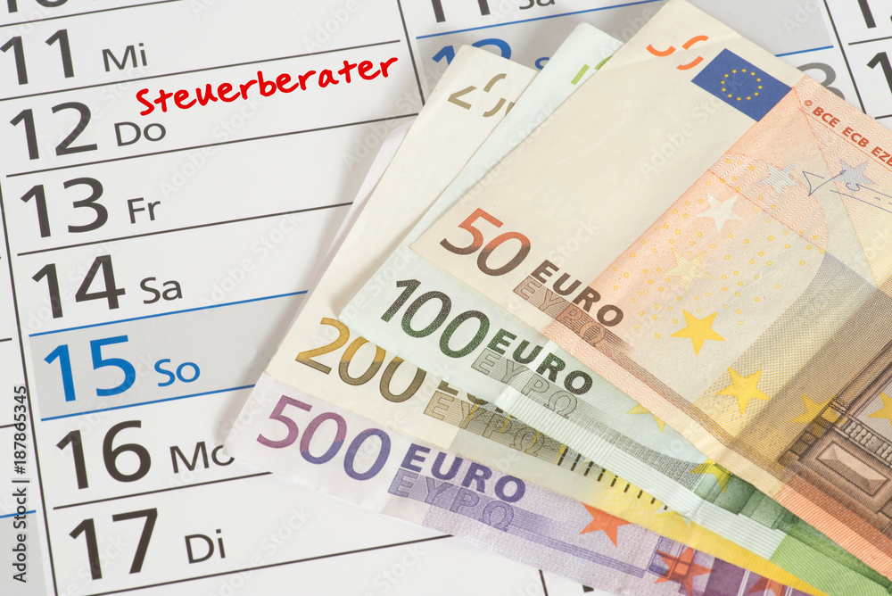 Ein Kalender mit dem Termin beim Steuerberater und Euro Geldscheine Ein Kalender mit dem Termin beim Steuerberater und Euro Geldscheine