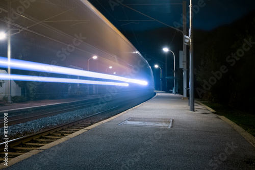 Ruhiger einsamer verlassener Bahnsteig bei Nacht mit Laternenlicht
