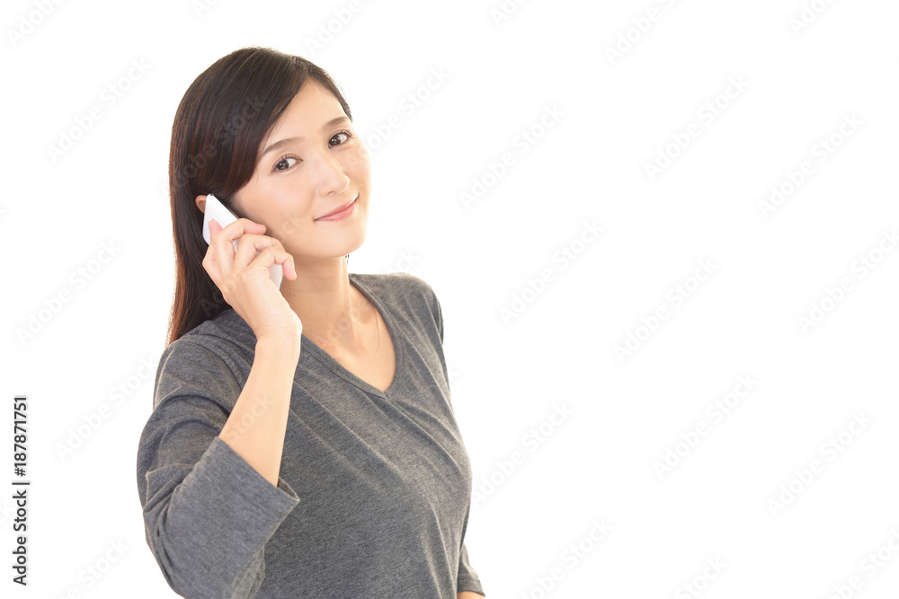 スマートフォンで通話中の女性 スマートフォンで通話中の女性
