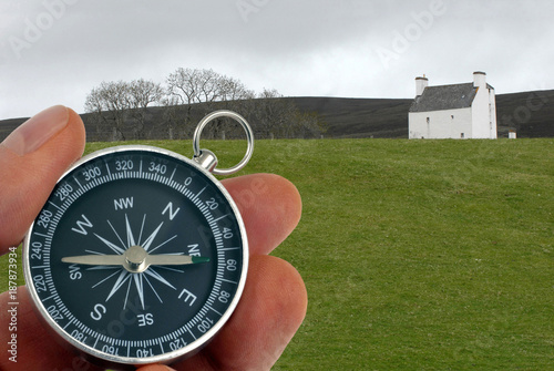 Une boussole à la maison dans la campagne photo