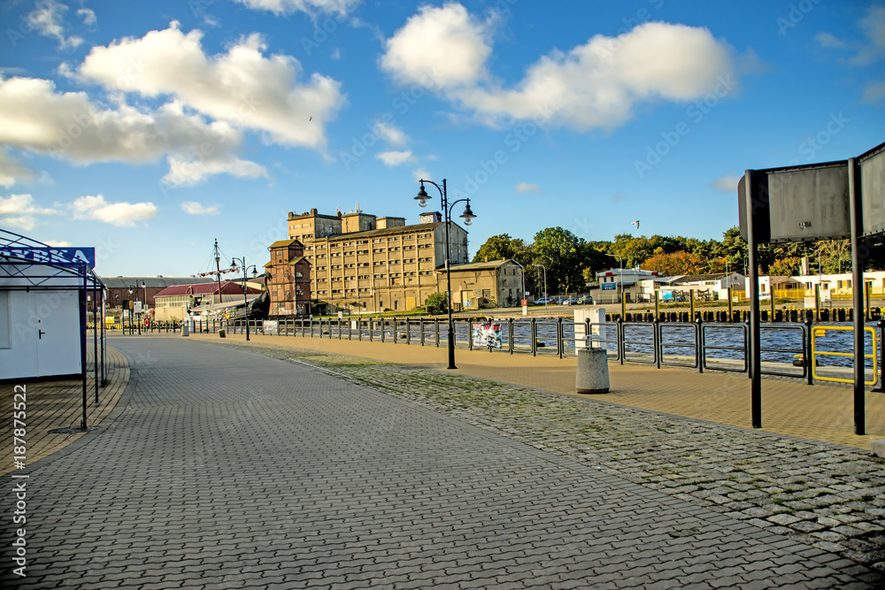 Hafen von Ustka, Polen mit Yachthafen und modernen Appartmenthäusern Hafen von Ustka, Polen mit Yachthafen und modernen Appartmenthäusern