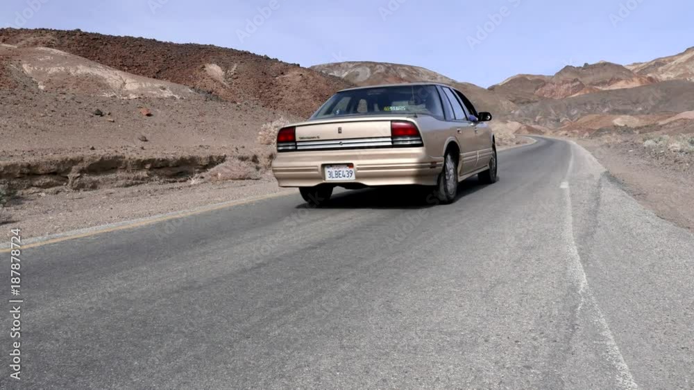 voiture passant dans le désert de Death Valley