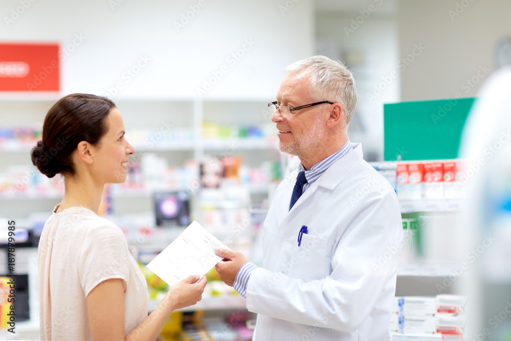 Obraz premium woman and apothecary with prescription at pharmacy