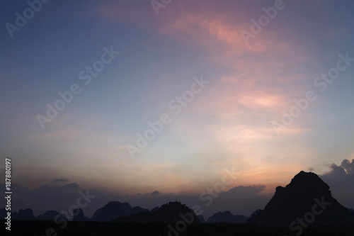 Ciel rose au couchant sur la  baie d Halong terrestre 