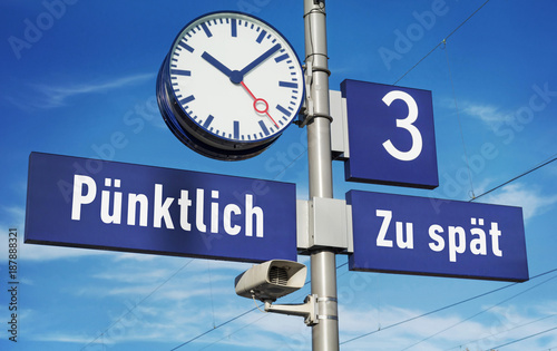 Foto Bahn Verspätung Konzept Bahnhofsuhr am Bahnsteig Zugverspätung