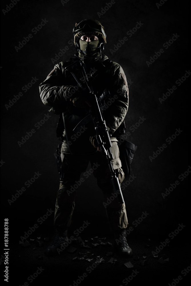 Φωτογραφία The man in the image of a member of the SWAT police with weapons