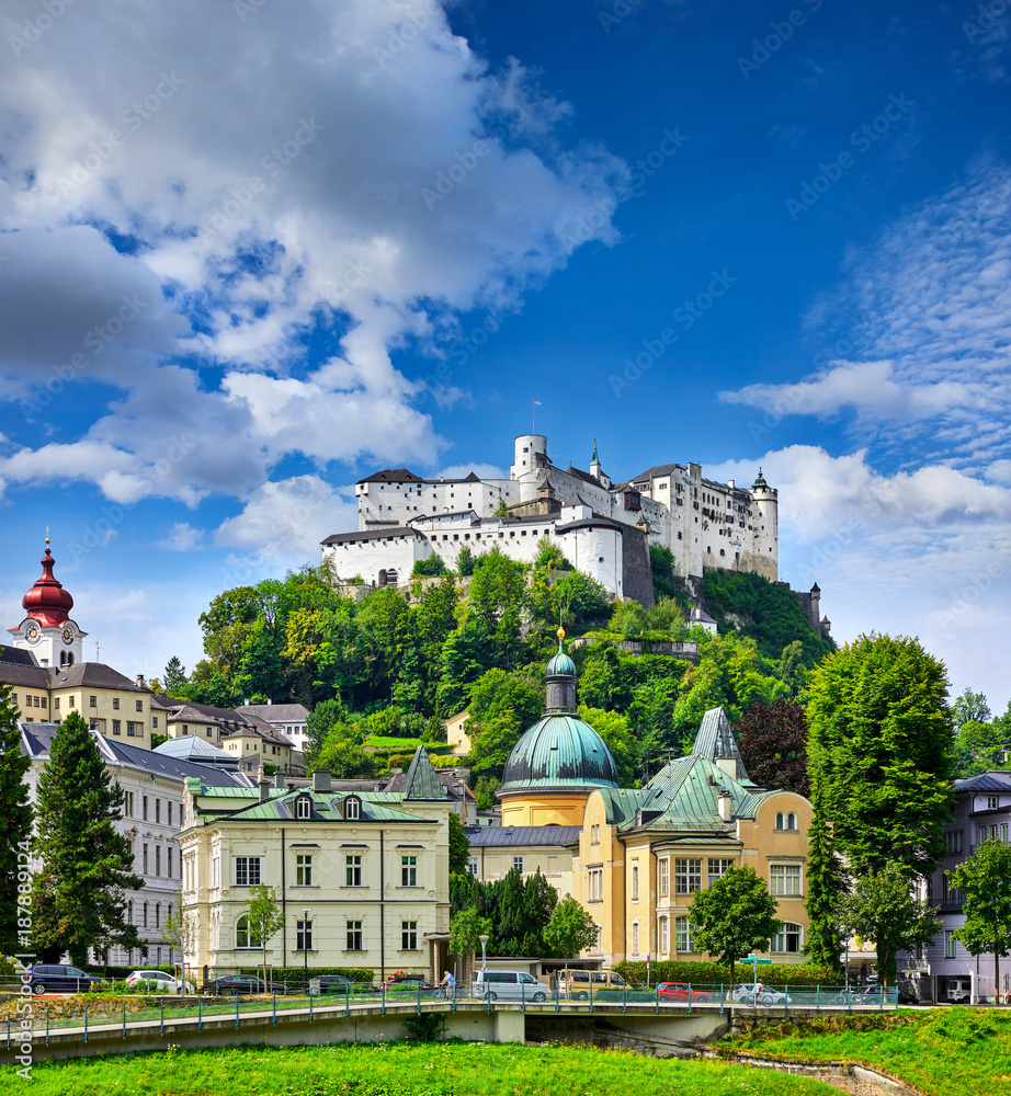 Naklejka premium Twierdza Salzburg w Austrii średniowieczny zamek na klifie pod