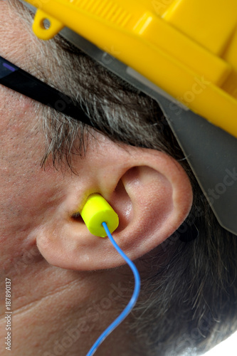 Plakat man with protective ear plugs